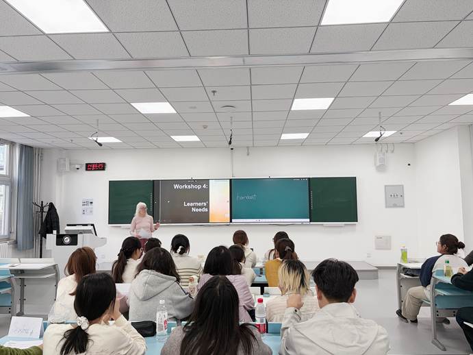 会议室里的人们 AI 生成的内容可能不正确。
